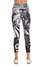 Load image into Gallery viewer, Garden In Black &amp; White Leggings
